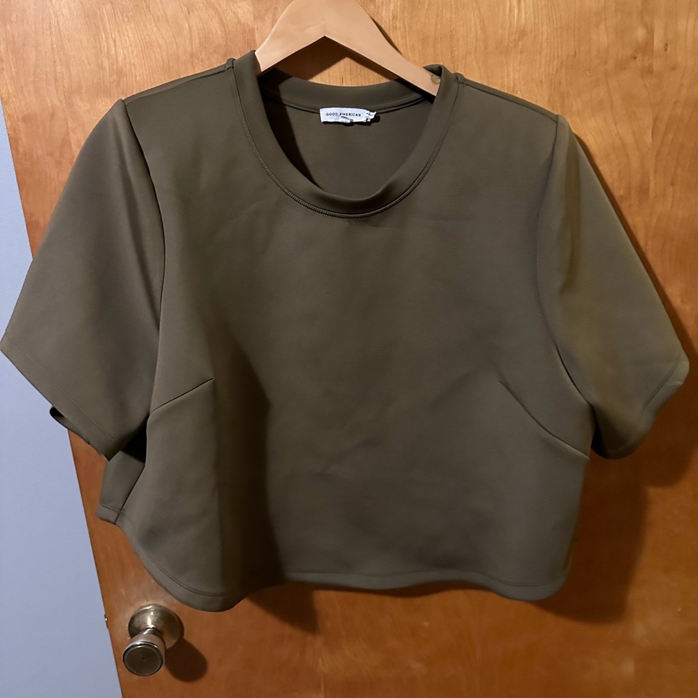 Good American Strong Shoulder Scuba Crop Tee- Size 6 (3XL) - Fog001
